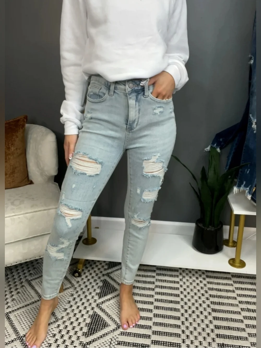Judy Blue High Rise Tummy Control Light Wash Skinny Jeans Distressed 13/31 NEW - Picture 9 of 11